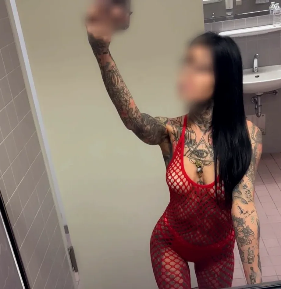 Emina, 34