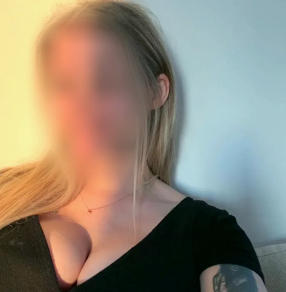 Michaela, 25